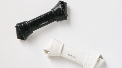 〈タンバリンズ〉犬用ボーンのようなパフュームオブジェ