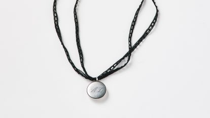 〈アン ドゥムルメステール〉のネックレスでほのかな甘さをプラス