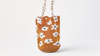 〈プラ ウッツ〉のビーズバッグは、ハンドルまで満開！