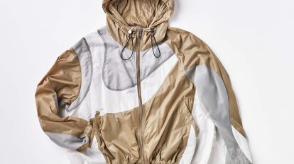 〈アンスリード〉のタウンユースで活躍するウィンドブレーカー