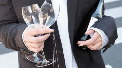 心浮き立つ冬ネイル。チャーム風にチェーンを垂らして