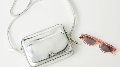 〈ブラン〉のアイウェアホルダー付きバッグ