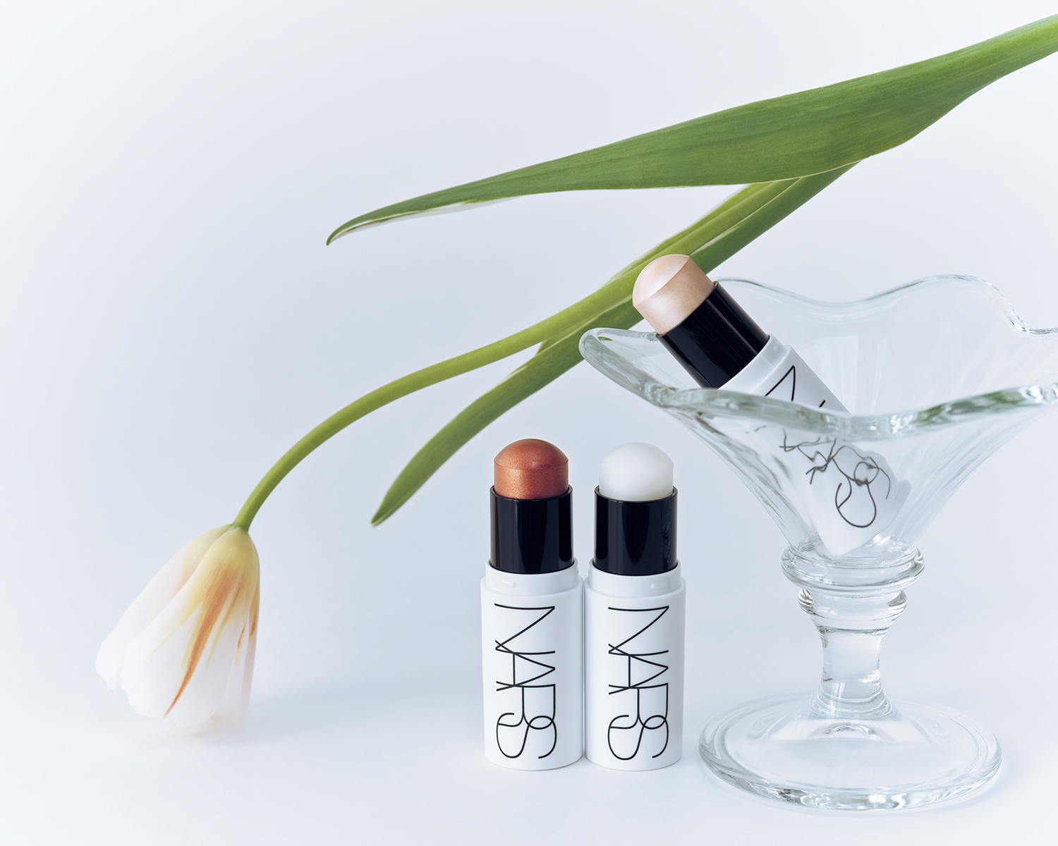 濡れたようなツヤ！汗や水に強い〈NARS〉のスティックハイライター