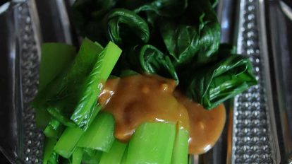 青菜のピーナッツバター和風たれがけ