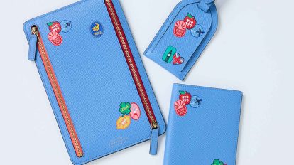 〈スマイソン〉旅先のステッカーに着想を得たトラベルアクセサリー