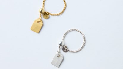 〈アクセップ〉のリングは服につけてもよし！