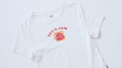 〈リーバイス®〉のTシャツでレッツ・ジャム♩