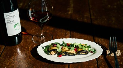 学芸大学「HAN」で味わう異国の余韻。ナスとくるみの冷菜と琥珀色の…