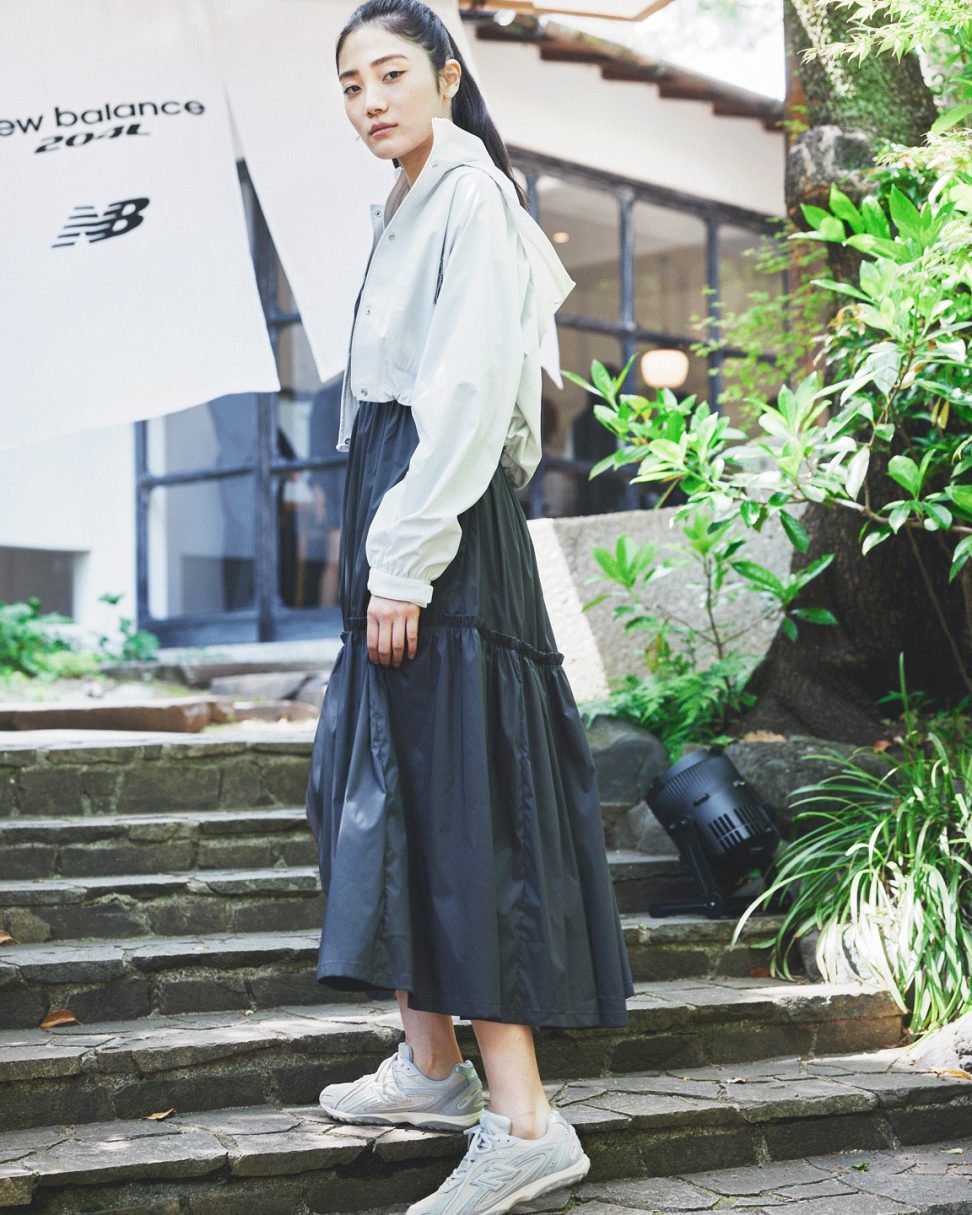 モデルのNIKOが〈ニューバランス〉の〈204L – Urban Essential Choice