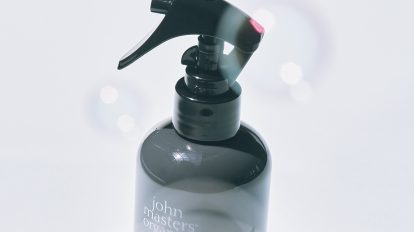2WAYで使える〈ジョンマスターオーガニック〉のミスト状ヘアセラム