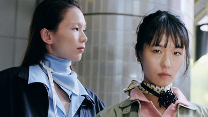 首元の重ねづけだけで昼の装いが夜の顔に