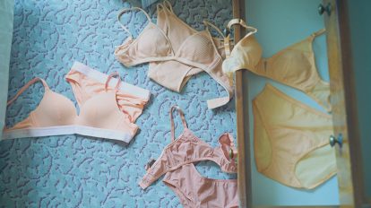 初夏のくつろぎランジェリー。淡いピンクはヘルシーな意匠を