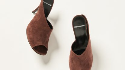 〈ピエール アルディ〉のシューズ。アシメトリーに足に沿うラインが…