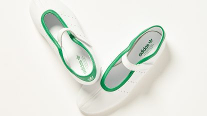 〈アディダス オリジナルス〉のスタンスミスがメリージェーンに
