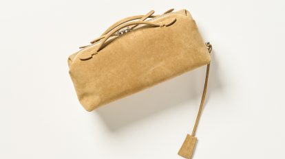 〈ジア スタジオ〉の“枕”スウェードバッグ