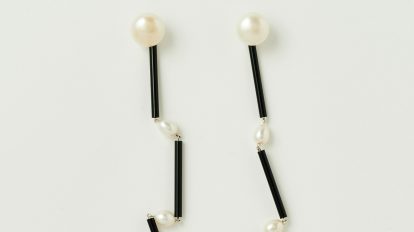 〈ソフィー ブハイ〉パールがカタコトと揺れるピアス