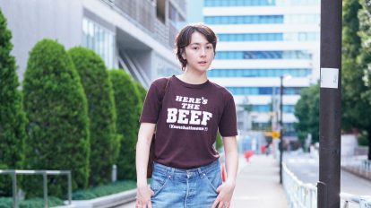 【TシャツSNAP】モデル 安藤ニコ：ユーモアを英字プリントから楽しむ