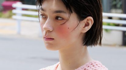 あえて真夏の肌にさす“燃え色”のエナジー。太陽の季節のシティメイク