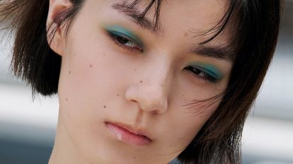 “鮮色の帯”で作る新クールビューティ。太陽の季節のシティメイク