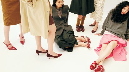 ディープに染まる冬の赤。新しい靴と、六人の女