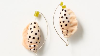 〈ニンファ ハンドメイド〉の貝ピアス