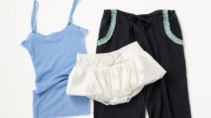 〈フミカ_ウチダ〉のサテンスコートで可愛さを重ねて