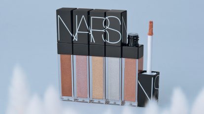 〈NARS〉瞼に奥行きと煌めきをもたらす、メタリックなリキッドアイ…